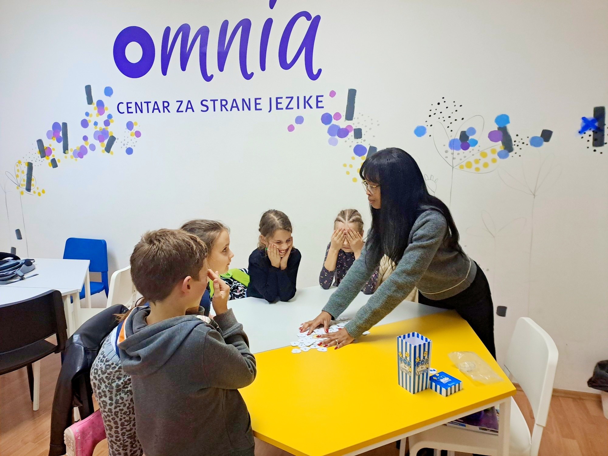 engleski za djecu rijeka Omnia Centar za strane jezike Zamislite da vaše dijete s lakoćom govori engleski, bez straha i napetosti – uz osmijeh. U Omniji stvaramo podržavajuću atmosferu u kojoj svako dijete dobiva pažnju i poticaj da progovori. Na našim satovima djeca kroz igre, pokret, pjesmu i brojne komunikacijske aktivnosti nesvjesno grade vokabular i govorne vještine. Zato roditelji biraju Omniu – jer djeca ne samo da nauče engleski, nego ga žive. ✅ mali broj polaznika ✅ fokus na govoru i razumijevanju ✅ pozitivna, poticajna atmosfera ✅ kontinuirani napredak i povjerenje roditelja